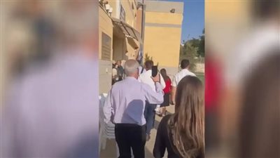 شاهد.. وزير الخارجية البريطاني يهرب للاحتماء من صواريخ حماس (فيديو)