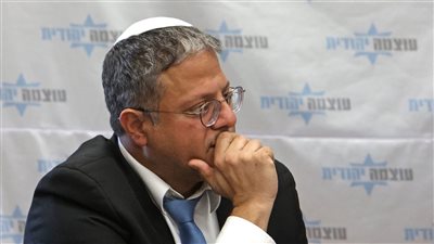 شاهد.. بن غفير يُشرف على توزيع الأسلحة على الإسرائيليين لاستهداف الفلسطينيين