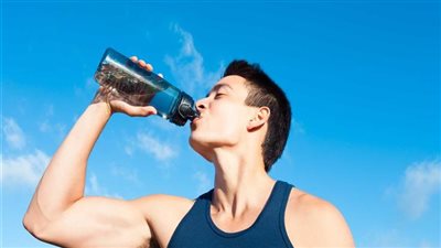 أضرار شرب الماء واقفًا.. عادة مكروهة في الإسلام بالأدلة العلمية