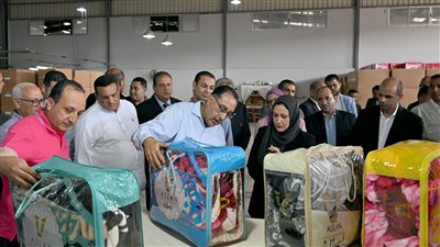 مصر.. مدبولي يتفقد معرضًا لمنتجات المصنع من البطاطين ذات الجودة المُخصصة للتصدير إلى أسبانيا