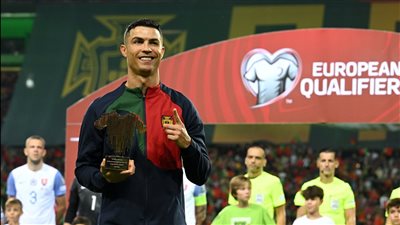 اللاعبين الأكثر فوزا مع المنتخبات في التاريخ.. رونالدو ثانيا وأحمد حسن بالقائمة