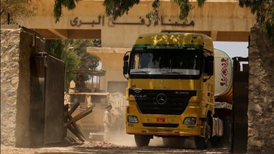 عاجل| شاحنات الوقود الأممية تتحرك في معبر رفح لدخول غزة.. 