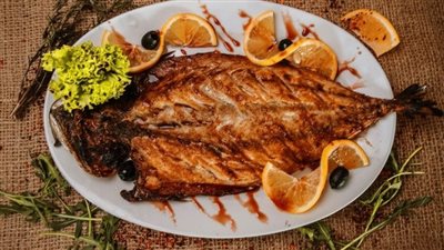 طريقة عمل السمك المشوي بتتبيلة سرية.. وصفتين إحداهما بالردة