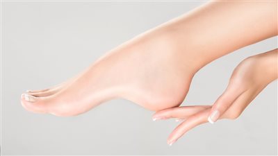 خلطة للتخلص من جفاف القدمين.. 4 خلطات سحرية لتنعيم الجلد