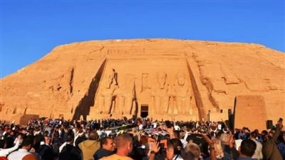 الشمس تتعامد على وجه رمسيس الثانى بأسوان صباح اليوم