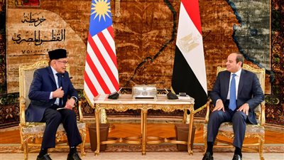 الرئيس السيسي ورئيس وزراء ماليزيا يتفقان على استمرار الدعم الإنساني لأهالي غزة 