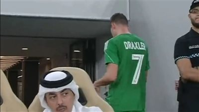 لقطة غريبة بالدوري القطري.. لاعب يترك الملعب ويغادر (فيديو)