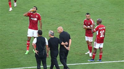 القانون ينصف الأهلي.. الأحمر يخطف بطاقة التأهل لنصف نهائي الدوري الإفريقي