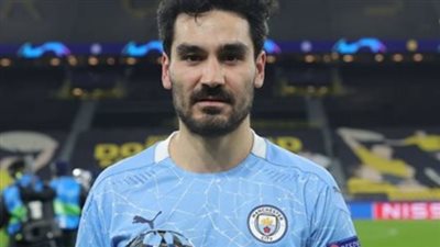  إيلكاي جوندوجان نجم برشلونة يحتفل بدخوله نادي الـ100 مباراة في المسابقات الأوروبية