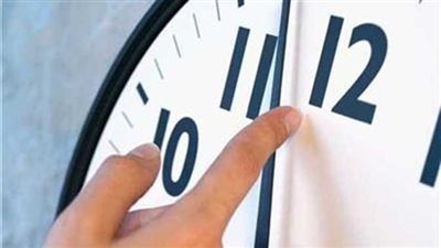 موعد تغيير الساعة في مصر.. وتوقيت فتح وغلق المحلات والمطاعم والكافيهات والورش