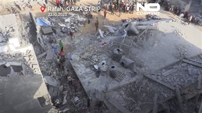 فلسطينيون يبحثون عن ناجين وسط أنقاض المباني المدمرة (فيديو مؤثر)