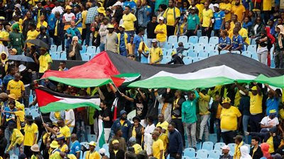 جماهير صن داونز ترفع علم فلسطين خلال مواجهة الأهلي بالدوري الإفريقي (صور)