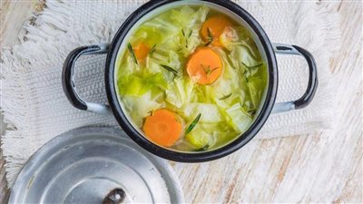 طريقة عمل شوربة الكرنب.. تعرفي عليها قبل اليوم العالمي للنباتيين