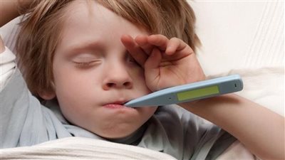 علاج الحمى في المنزل دون دواء.. إسعافات أولية للكبار والأطفال