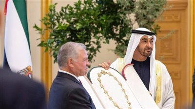 الشيخ محمد بن زايد يمنح العاهل الأردني 