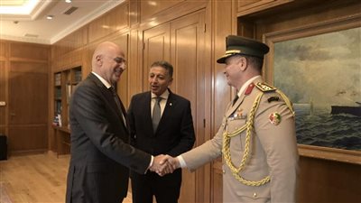 سفير مصر في أثينا يلتقي وزير الدفاع اليوناني