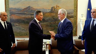 سفير مصر في أثينا يستعرض جهود احتواء التصعيد في قطاع غزة أمام رئيس البرلمان اليوناني 