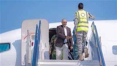  نائب رئيس مجلس القيادة الرئاسي باليمن يعود إلى العاصمة عدن بعد زيارات عمل خارجية (صور)