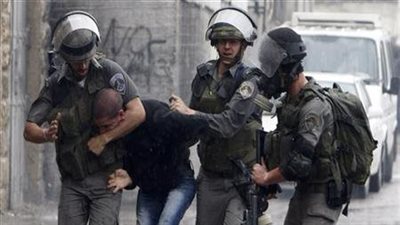 قوات الاحتلال تعتقل ثلاثة شبان وتشدد إجراءاتها في الخليل