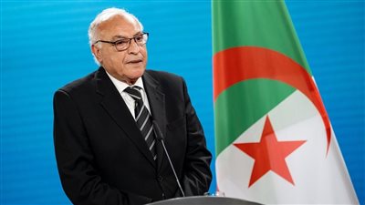 وزير الخارجية الجزائري يجتمع مع نظيرته الرومانية