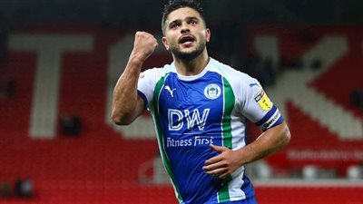 سام مرسي يدعم القضية الفلسطينية في الملاعب الإنجليزية