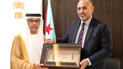 نائب رئيس مجلس القيادة الرئاسي باليمن يستقبل سفير دولة الإمارات العربية المتحدة (صور)