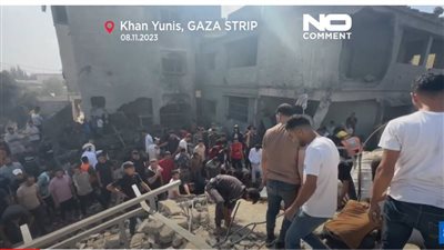 شاهد.. فلسطينيون في خان يونس يبحثون عن أحبائهم وسط الركام (فيديو مؤثر)