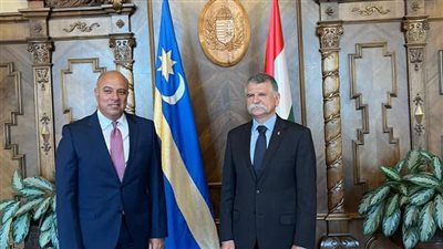 سفير مصر لدى بودابست يلتقي برئيس البرلمان المجري للتباحث بشأن الحرب في غزة