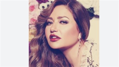 شاهد.. مقطع فيديو للفنانة ليلى علوي وهي تبكي أثناء تجهيز ابنة شقيقها لحفل زفافها