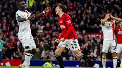 مانشستر يونايتد يحقق فوزا صعبا على لوتون تاون بالدوري الإنجليزي