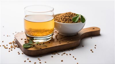 ماذا يحدث عند شرب الحلبة يوميا.. 8 منافع سحرية ولكن احذر 4 أضرار محتملة