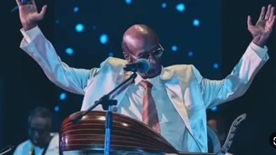 يقطع الاغنية ويعتذر لهم.. مقطع فيديو يوثق انفعال محمد الامين على الجمهور ( أبرز المعلومات عن الراحل)