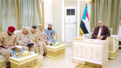 نائب رئيس مجلس القيادة الرئاسي باليمن يرأس اجتماعا موسعا للقادة العسكريين والأمنيين (صور)