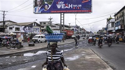 الناخبون في ليبيريا يدلون بأصواتهم في الجولة الرئاسية الثانية