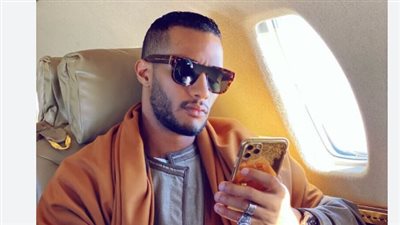  مرتديا قميص باللون الأبيض مرصع بالألماس.. محمد رمضان يتصدر حديث مواقع التواصل (صورة)