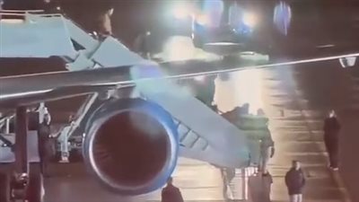 فيديو يزعم سقوط بايدن من سلم الطائرة