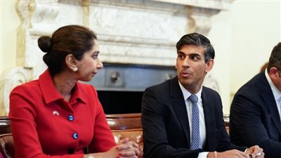 اتهمته بخيانتها.. وزيرة داخلية بريطانيا المقالة تشن أعنف هجوم على سوناك