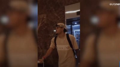 شاهد: دياز لاعب ليفربول يلتقي للمرة الأولى بوالده الذي تم إطلاق سراحه (فيديو يؤثق أولى اللحظات)