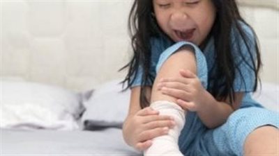 علاج كسور الكاحل عند الأطفال.. التعافي السريع بالجبيرة أوالجراحة 