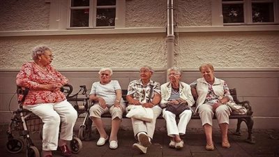 سن الشيخوخة للنساء.. متى يبدأ وكيف يمكن التعامل معه؟