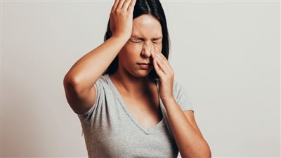 تأثير التهاب الجيوب الأنفية على الأذن.. طنين وألم وصعوبة في السمع