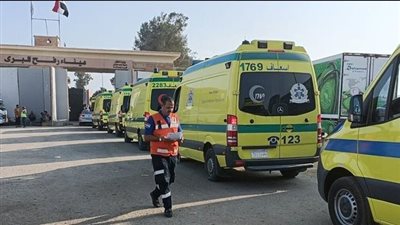 سيارات الإسعاف المصرية تدخل معبر رفح لنقل المصابين من غزة