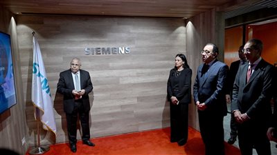 مصر.. مدبولي يتفقد شركة 