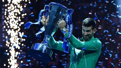 دجوكوفيتش يواصل تحطيم الأرقام.. توج بالبطولة الختامية وفض الشراكة مع فيدرير