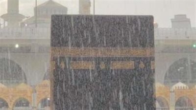 أمطار غزيرة وسحب كثيفة تغطي سماء الحرم المكي