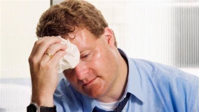 عوامل نفسية وصحية.. ما هي أسباب فرط التعرق؟