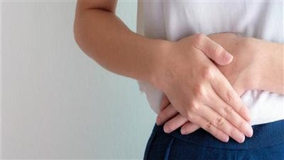 ألم أسفل البطن عند النساء.. 8 أسباب مرضية تستدعي التشخيص والعلاج