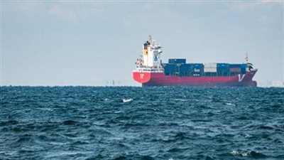 الحوثيون يستهدفون سفينة شحن أمريكية في خليج عدن