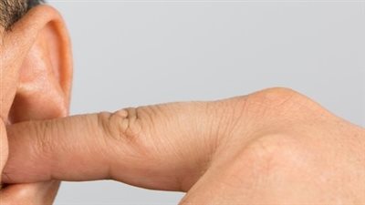 علاج انسداد الأذن في المنزل بالتمارين وزيت الزيتون..5 خطوات فعالة