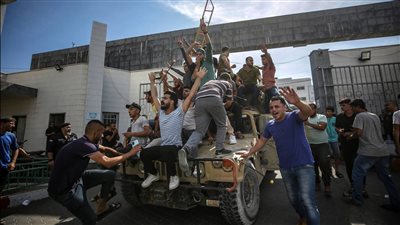 عاجل.. وصول السيارات المحملة بالأسرى الإسرائيليين إلى معبر رفح